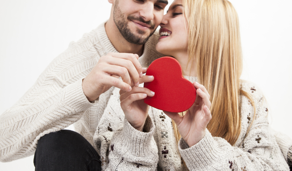 Красивая влюбленная пара с сердцем в руке