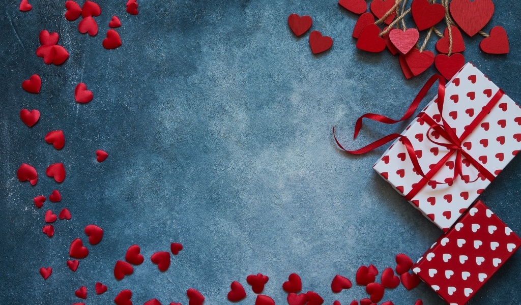 Синий фон с мелкими красными сердечками и подарками