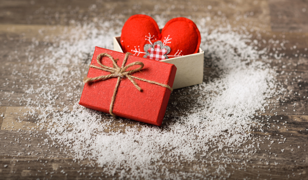 Коробка с сердечком на деревянном фоне