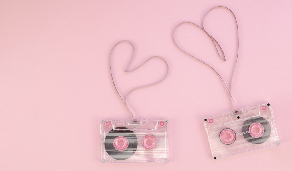 Сердечки из кассетной ленты на розовом фоне