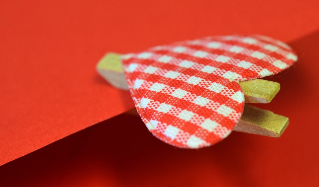 Прищепка с сердечком на красном конверте