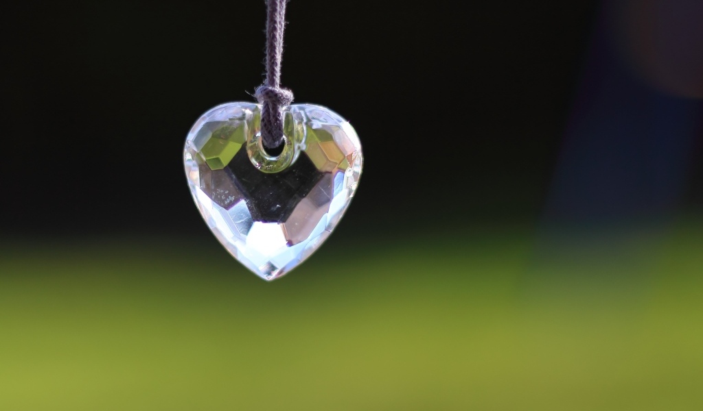Хрустальное сердце на веревке