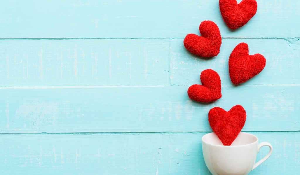 Чашка с сердечками на голубом фоне