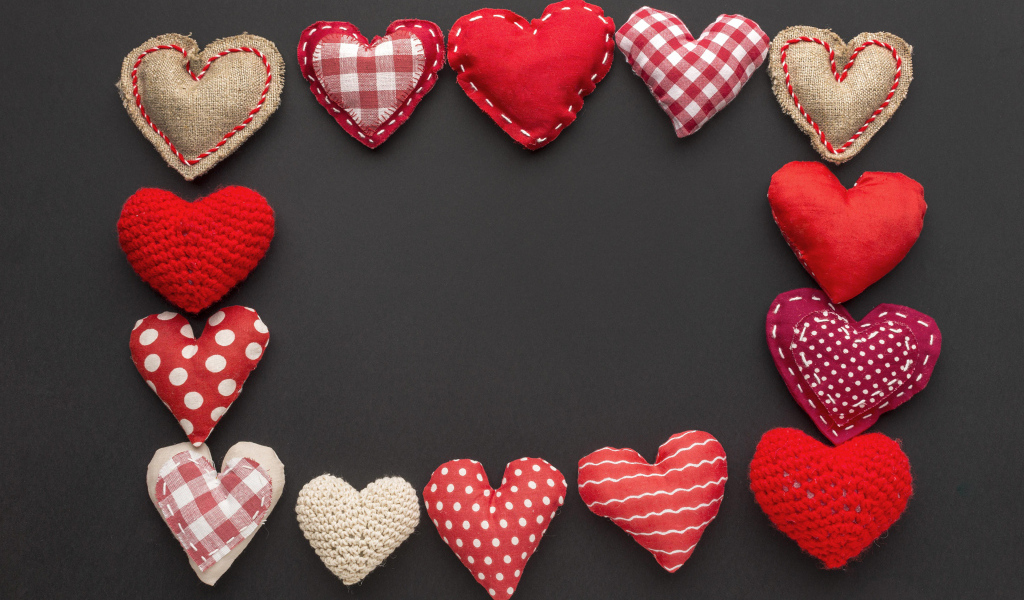 Рамка из тканевых сердечек на сером фоне, шаблон для открытки