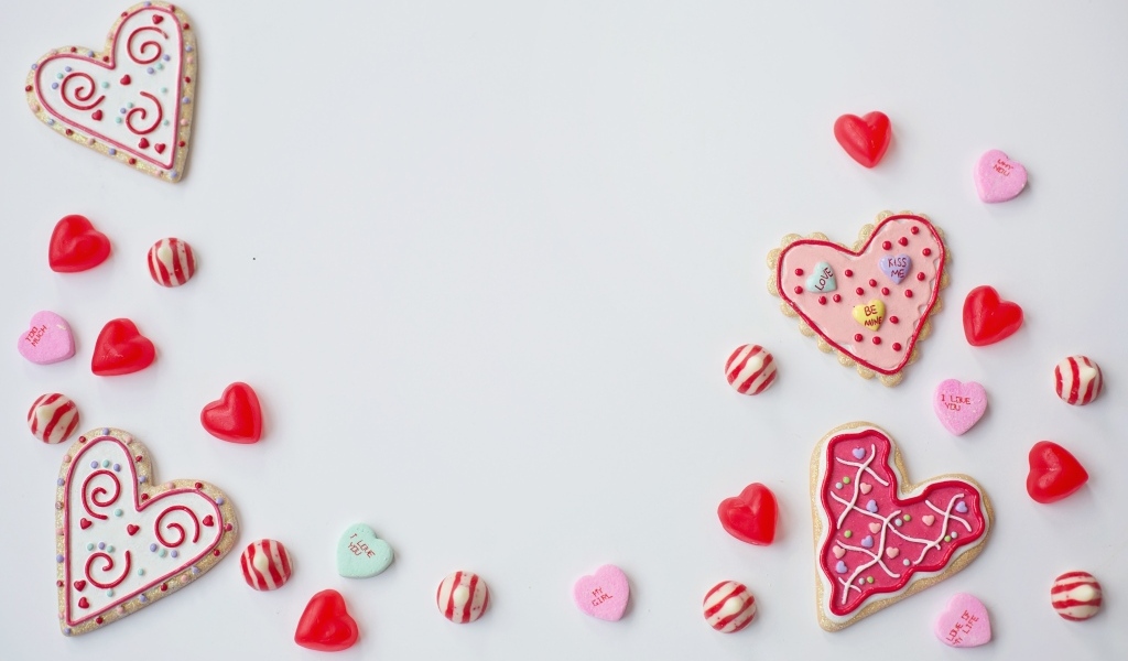 Серый фон с конфетами и печеньем в форме сердца