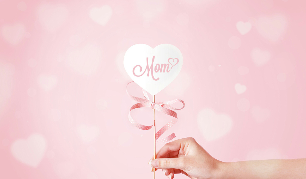 Сердечко для мамы на палочке  в руке