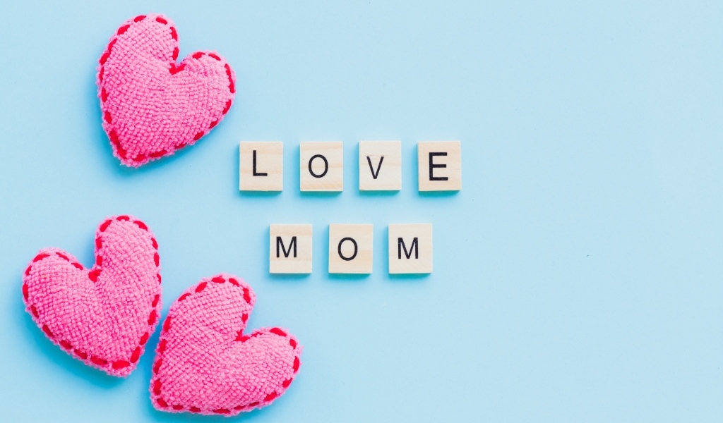 Сердечки и надпись Я люблю маму на голубом фоне