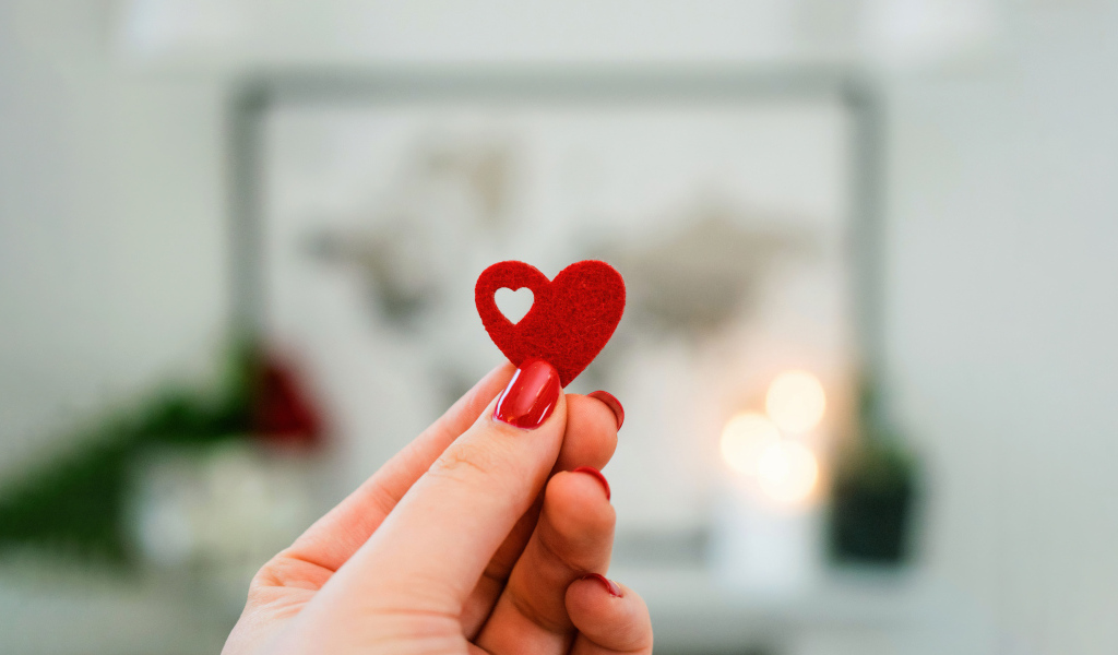 Маленькое красное сердечко в руке