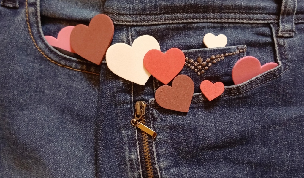 Маленькие красные сердечки в карманах джинсов