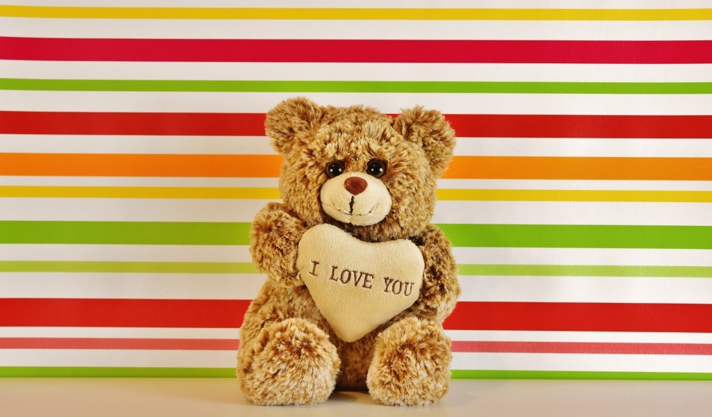 Плюшевый милый медвежонок с сердечком