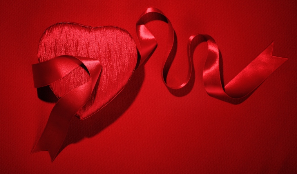 Красное атласное сердце с лентой