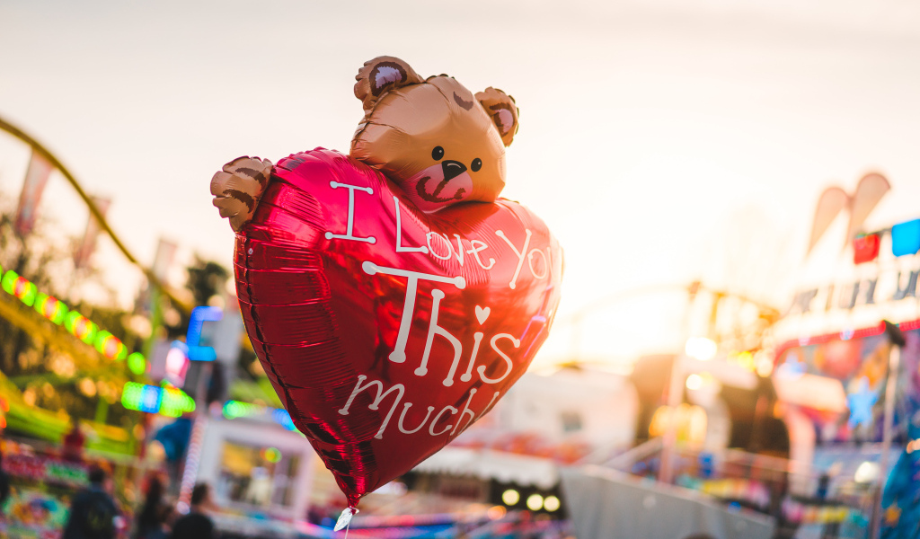 Воздушный шарик плюшевый мишка с сердцем для любимой