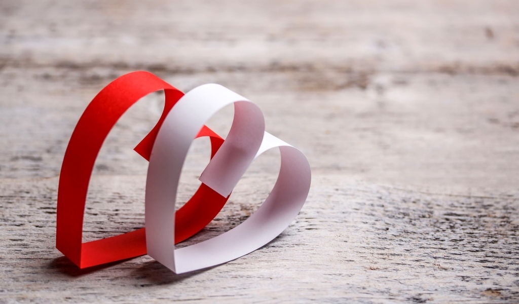 Два бумажных сердца на столе