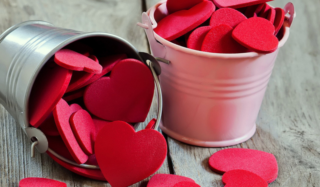 Два маленьких ведра с красными сердечками