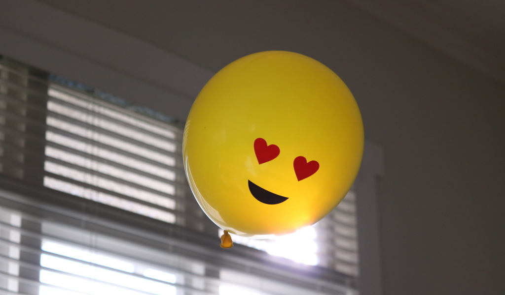 Желтый воздушный шарик с глазами в форме сердца