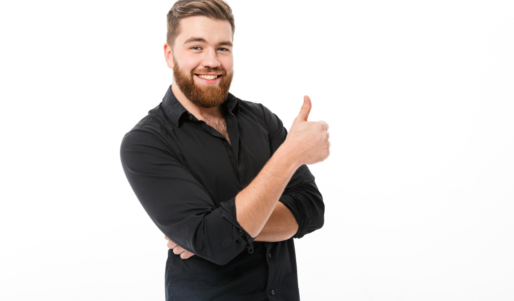 Улыбающийся мужчина с бородой показывает класс