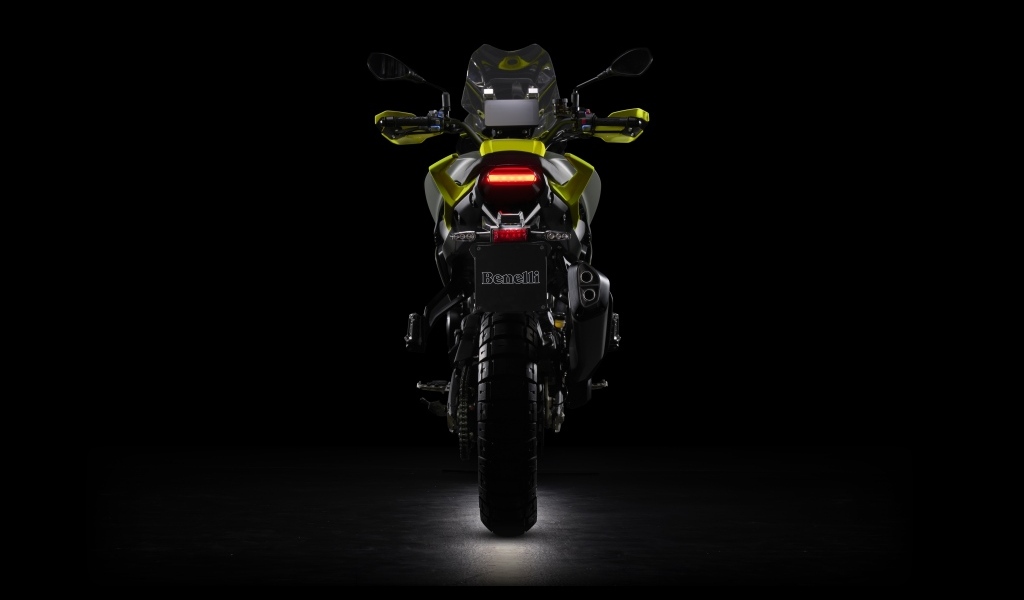 Мотоцикл Benelli TRK 800 на черном фоне