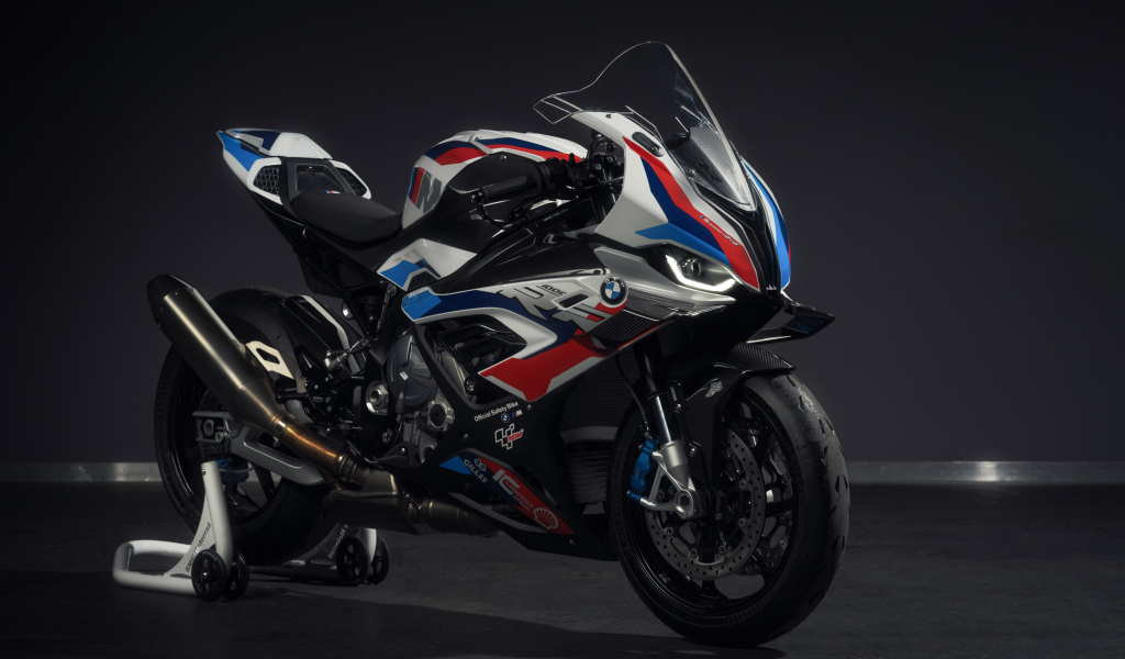 Большой спортивный мотоцикл bmw