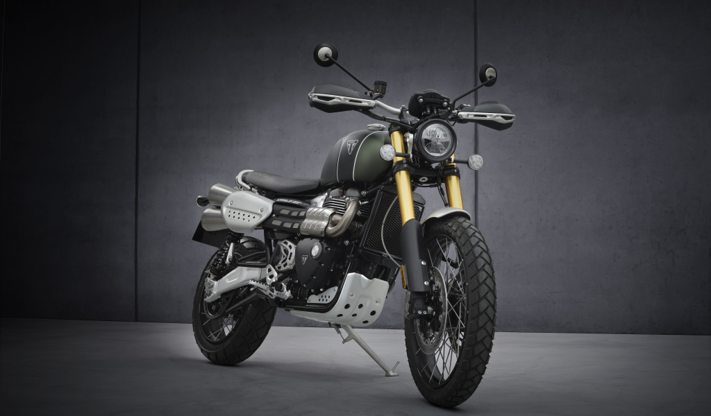 Мотоцикл Triumph Scrambler 1200 XC на сером фоне