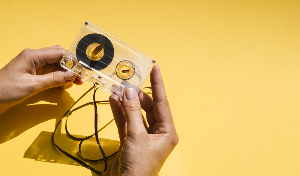 Старую кассету наматывают карандашом