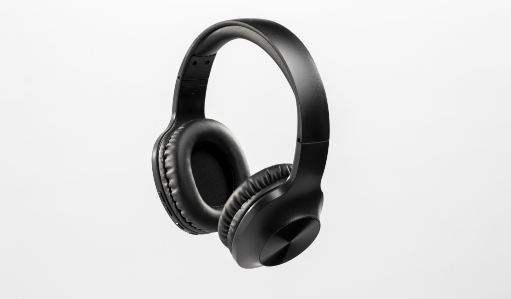 Большие черные наушники на сером фоне