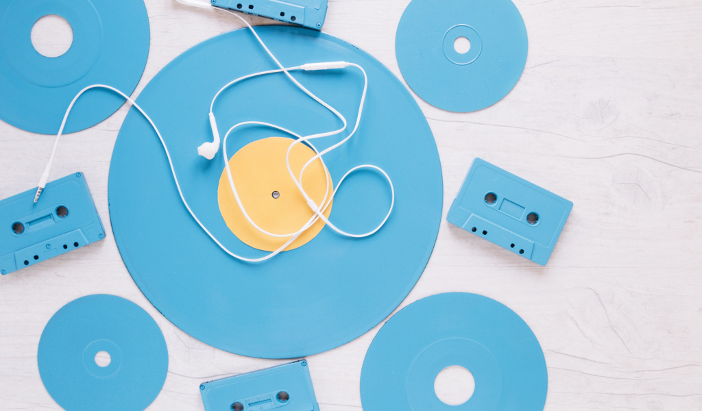Голубые пластинки и кассеты на белом фоне