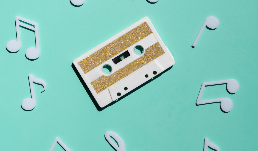 Кассета с белыми нотами на голубом фоне