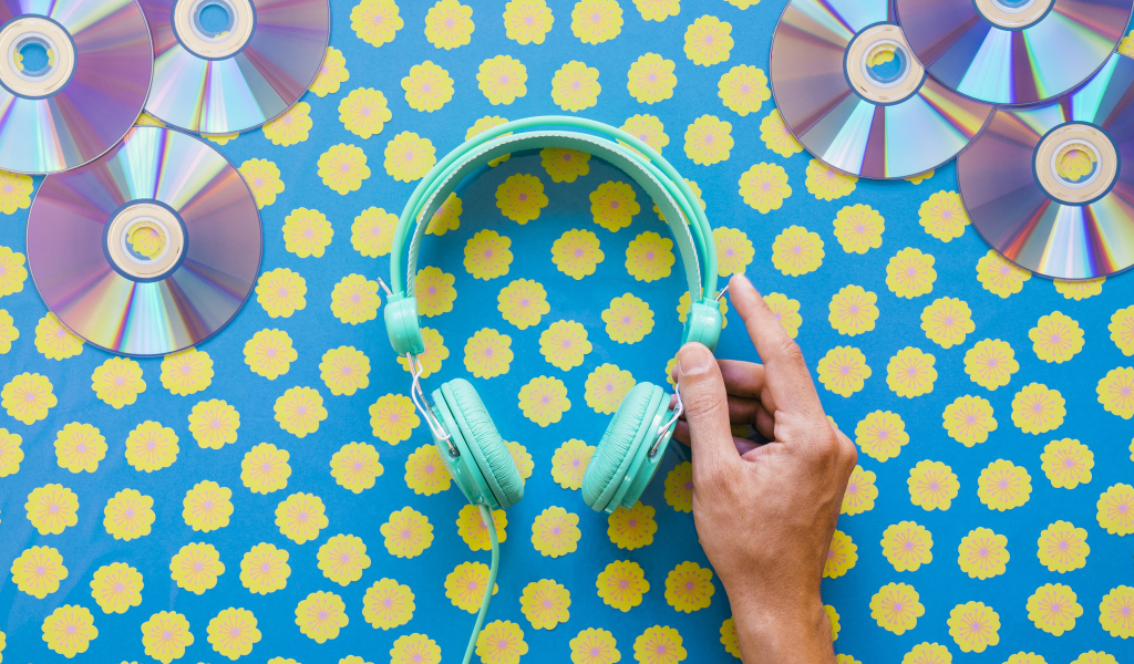 Наушники и диски на цветочном фоне