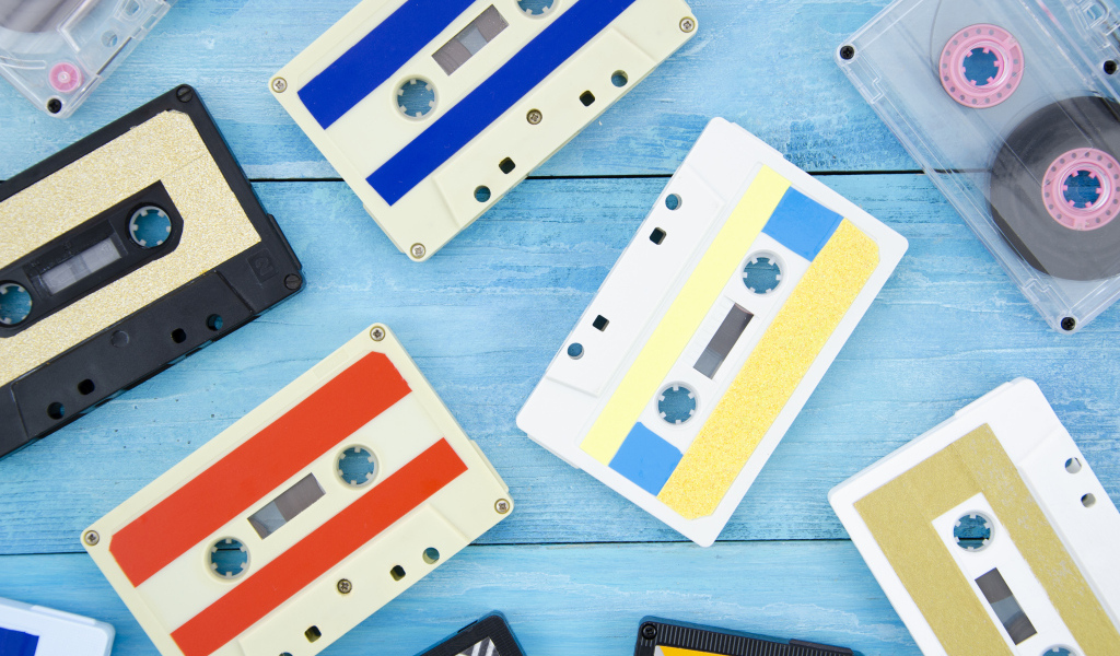 Много старых кассет на голубом фоне