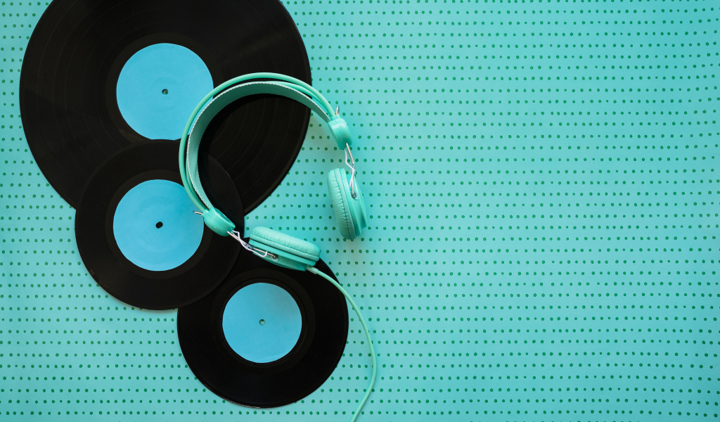 Пластинки и наушники на голубом фоне