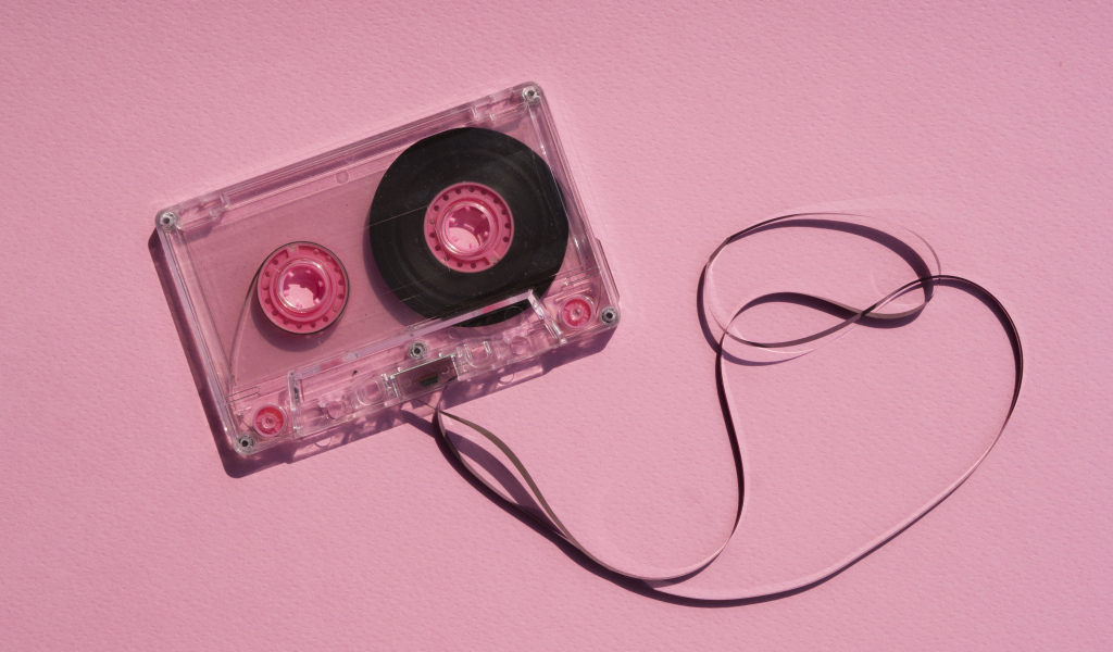 Магнитофонная кассета на розовом фоне