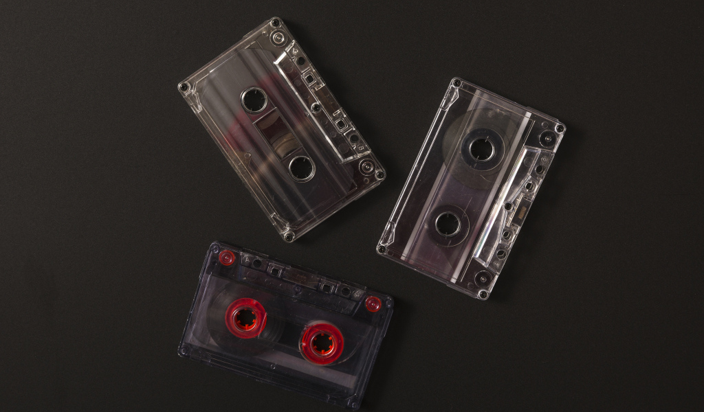 Три кассеты на черном фоне