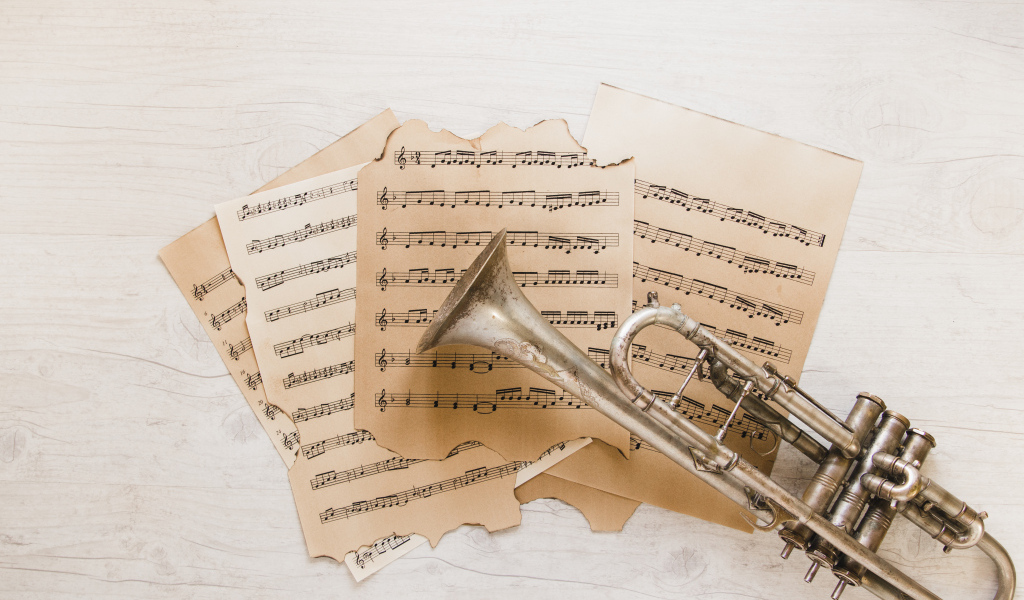 Труба и старые ноты на столе
