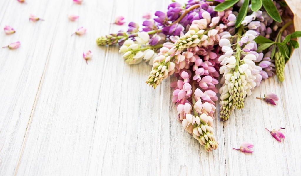 Букет люпинов на деревянном столе