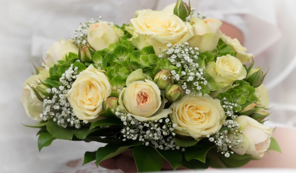 Букет невесты с цветами розы, гортензии и гипсофилы