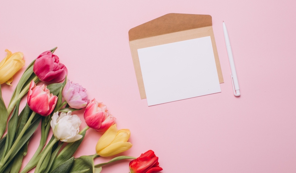 Письмо с букетом тюльпанов и ручкой на розовом фоне