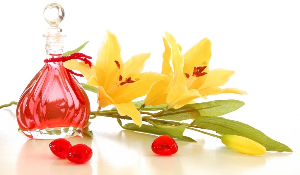 Желтые лилии на белом фоне с духами