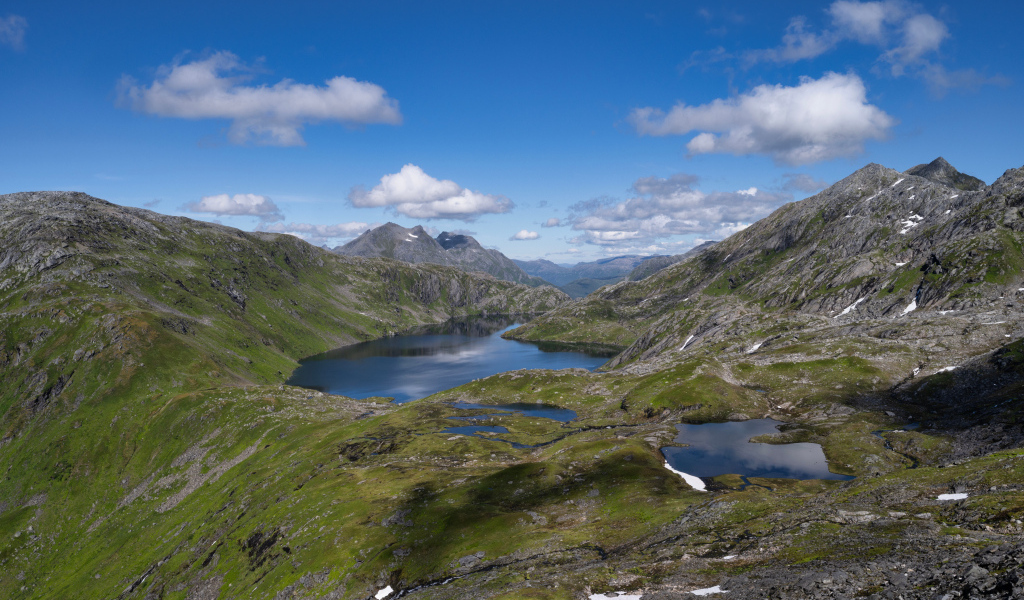 Красивый вид на горное ущелье с водой 