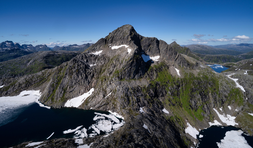 Вид на высокие горы под голубым небом