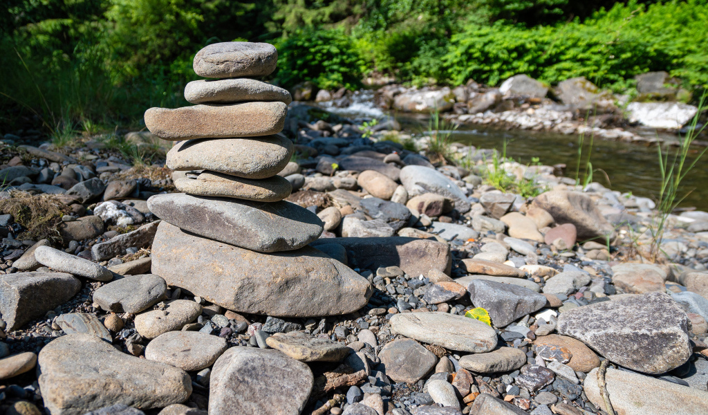 Пирамида из камней на берегу горной реки