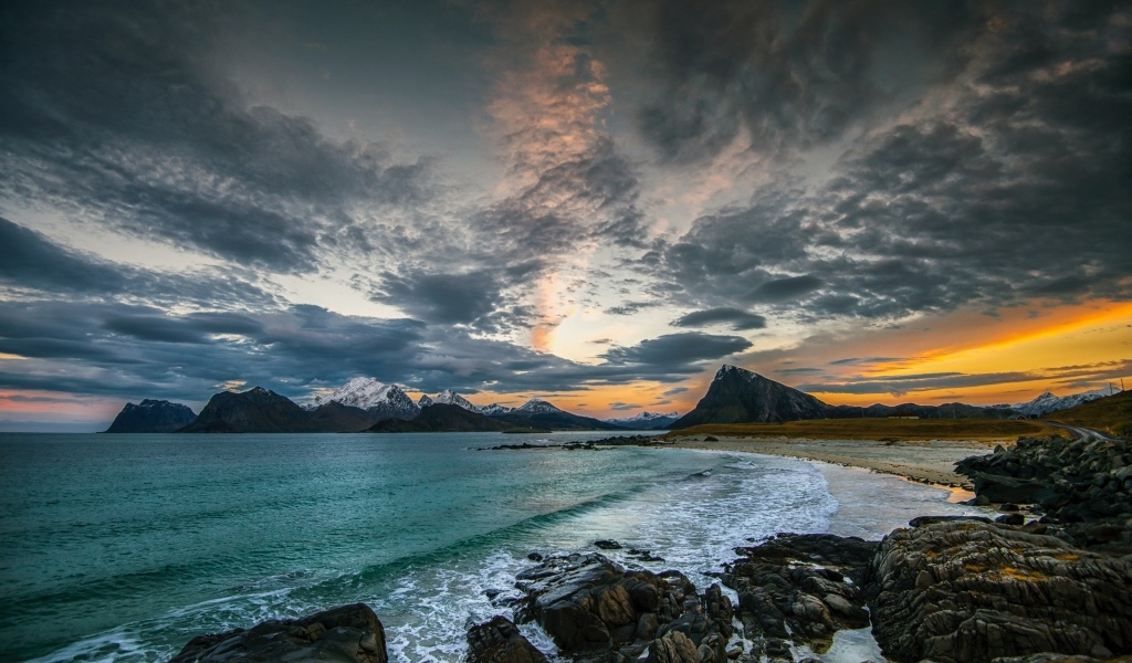 Черные облака над водой океана