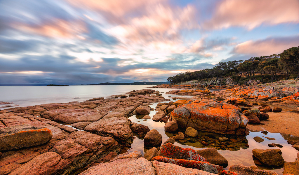 Большие камни на морском побережье