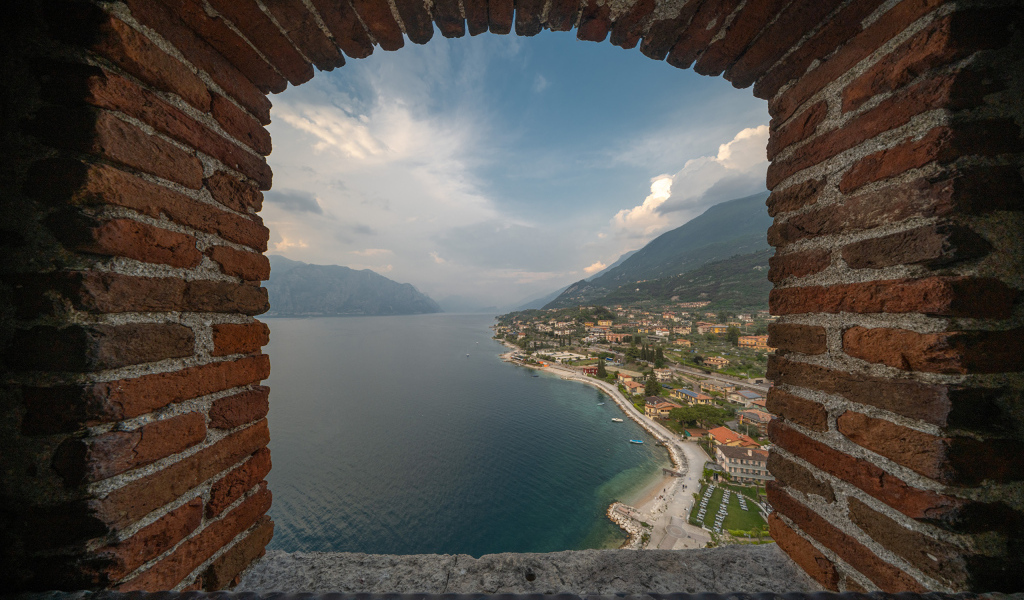 Окно в старом кирпичном здании с видом на море