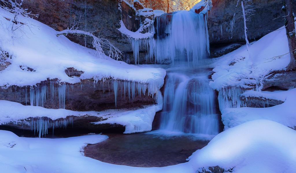 Заледеневший водопад на скале зимой