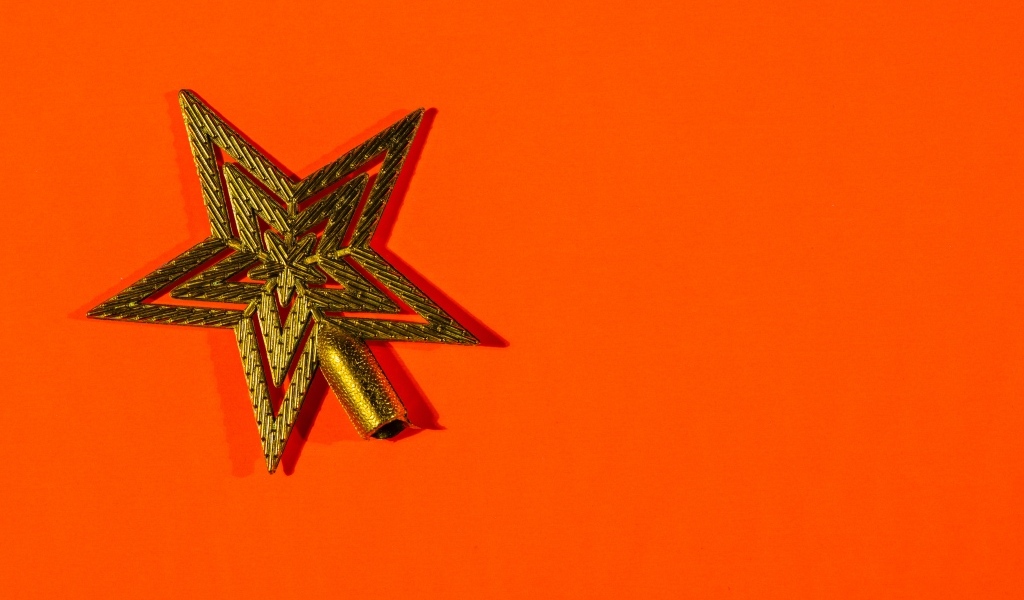 Золотая звезда на красном фоне