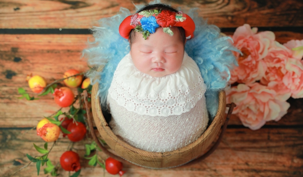 Маленький ребенок завернут в белое покрывало