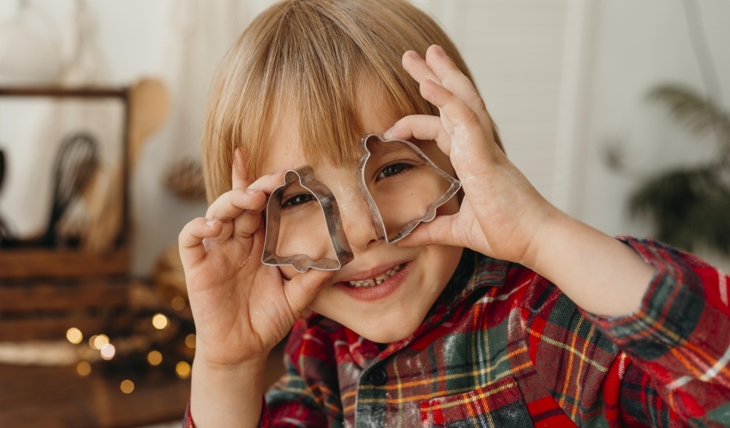 Ребенок с формочками для печенья в руках