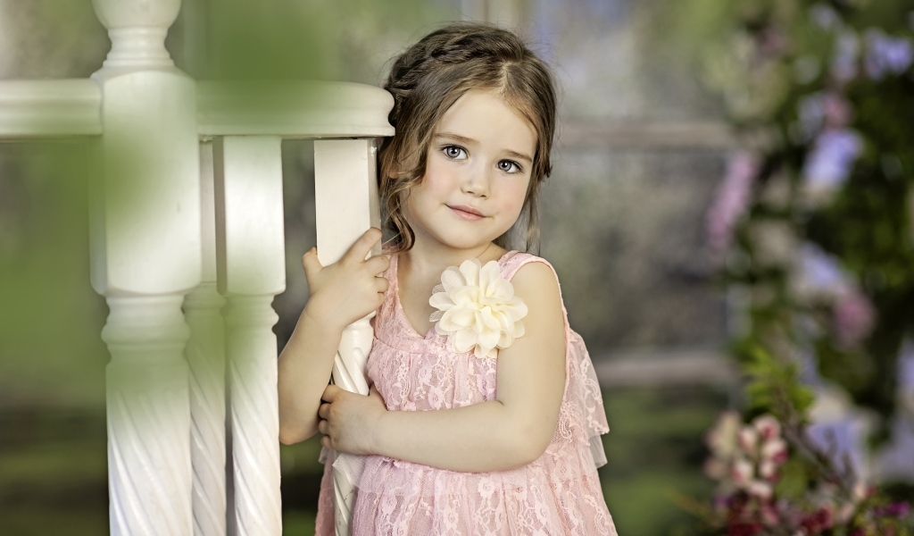Милая маленькая девочка в розовом платье