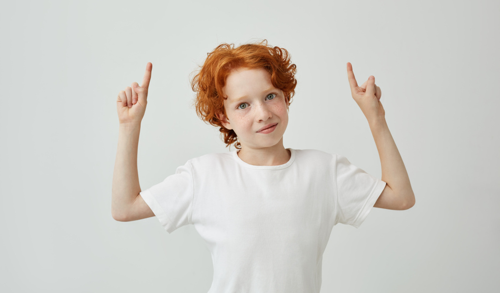 Рыжеволосый мальчик в белой футболке