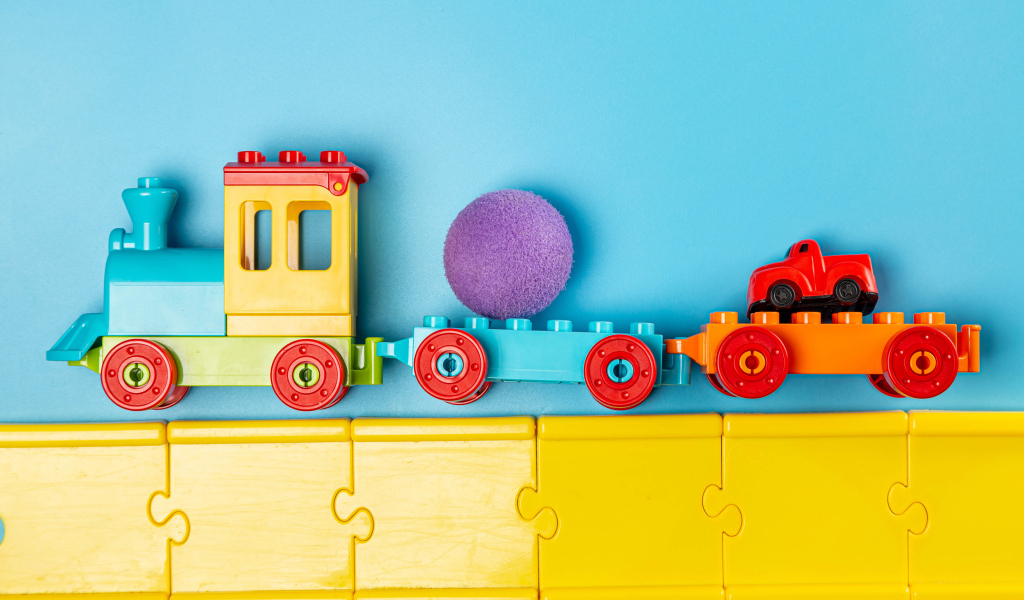 Игрушечный поезд на голубом фоне